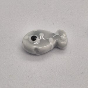 Kraal vis grijs met blauwe stippen